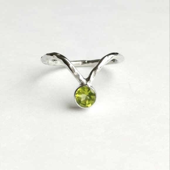 New hammered sterling silver V shaped ring with Peridot - Picture 1 of 4